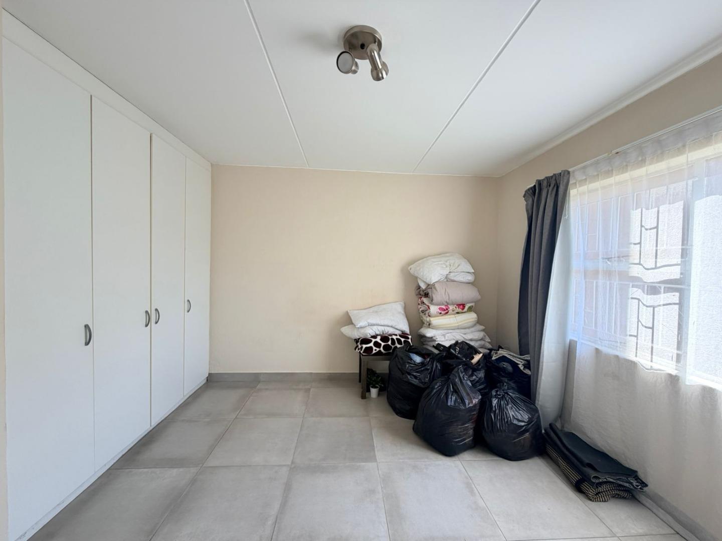 766004_bedroom1-2_zanele.jpg