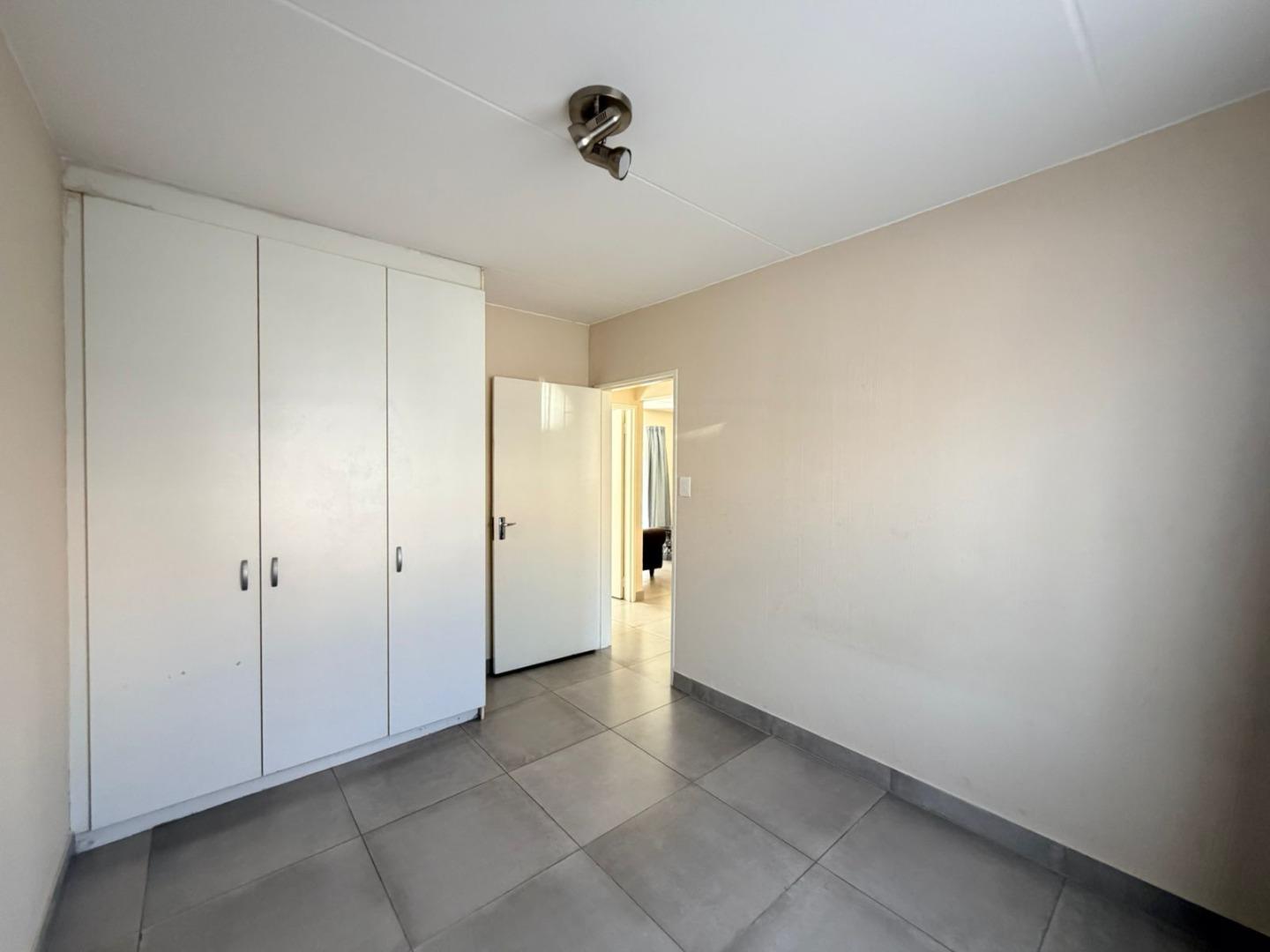 766004_bedroom_1-4_zanele.jpg