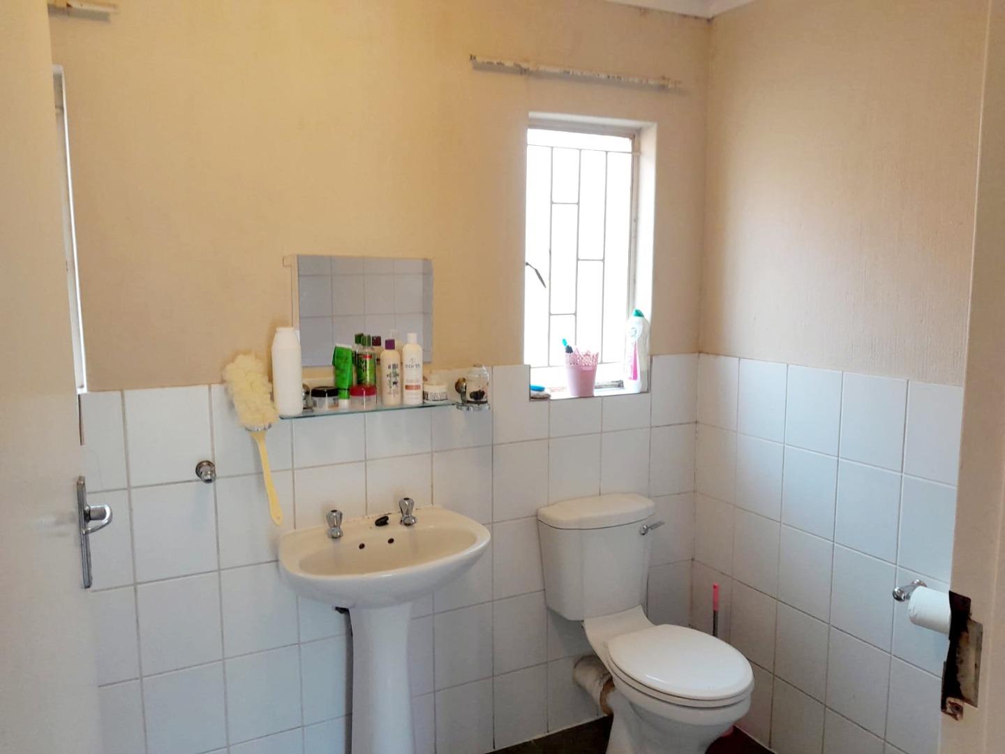 766212_19_aerocity_basin_and_toilet2.jpg