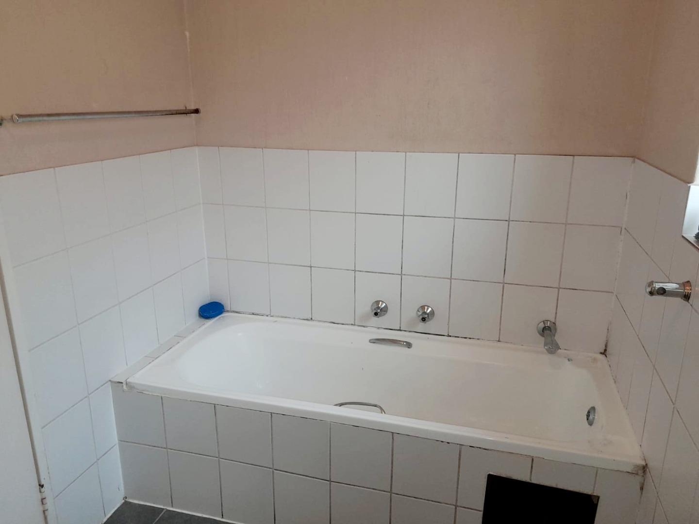 766212_19_aerocity_bathtub.jpg