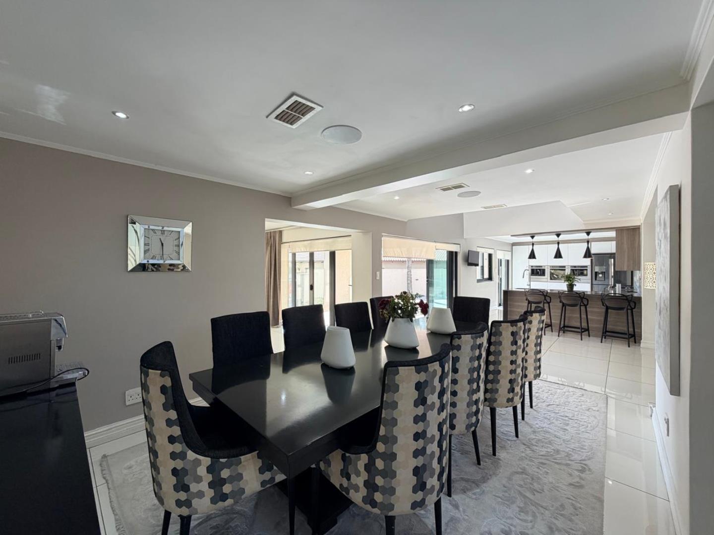 766528_297_Bushwillow_Dining2.JPG