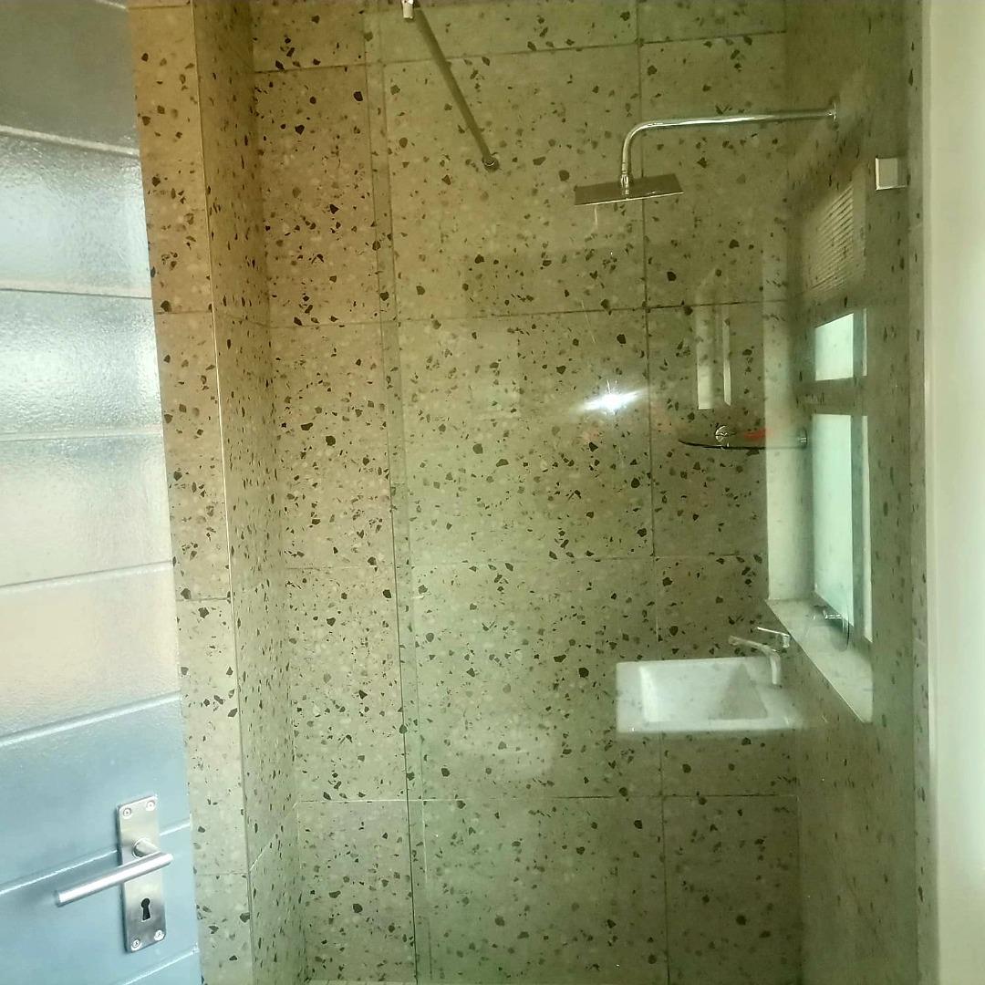 768927_103_Shower.jpg