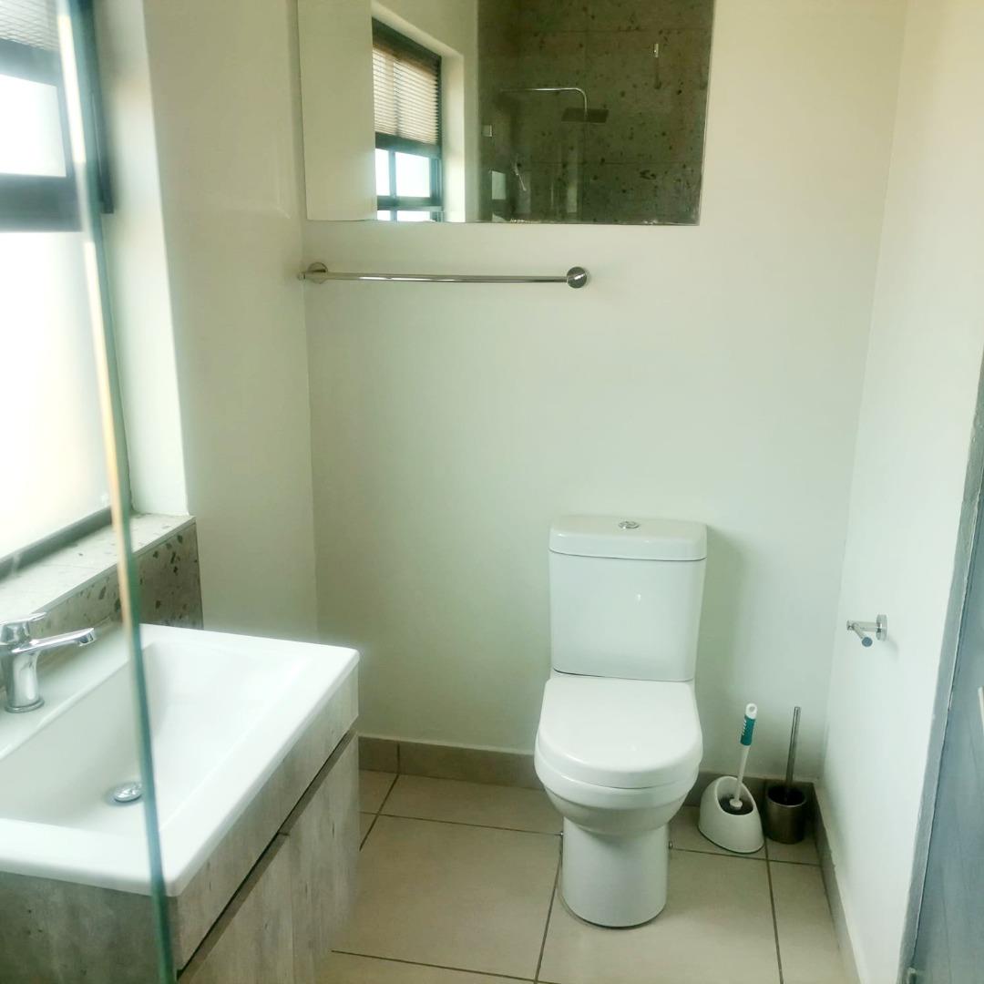 768927_103_Toilet_and_Basin_2.jpg