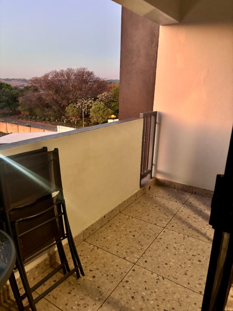 769153_129-2_Hilton_Balcony.jpg