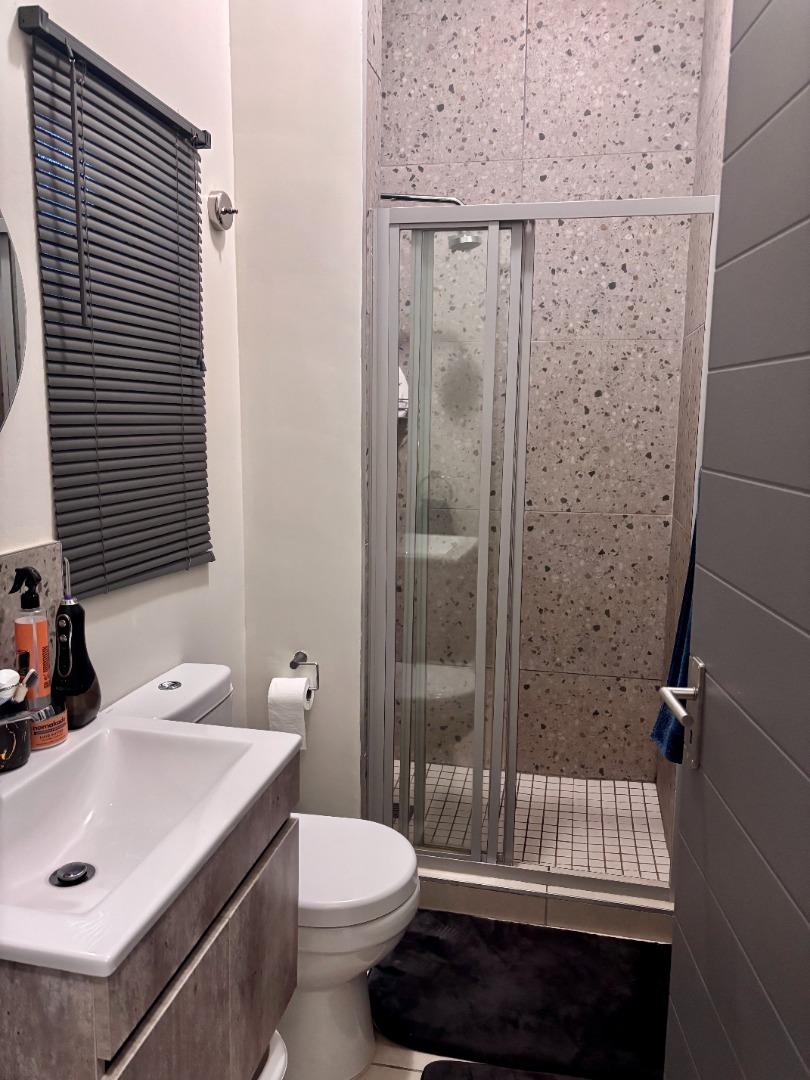 769153_129-2_Hilton_Bathroom2.jpg